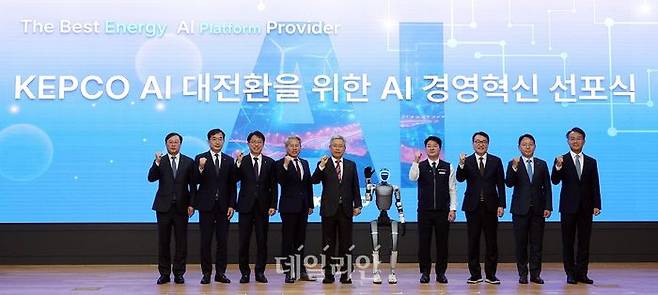 한국전력은 23일 전남 나주 본사에서 인공지능(AI) 경영혁신 선포식을 개최하고 AI와 에너지의 결합을 통해 세계 최고의 에너지 AI 플랫폼 사업자로서 도약 하겠다는 비전(The Best Energy AI Platform Provider)과 로드맵을 공식 발표했다.ⓒ한전