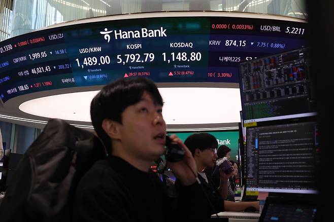 20일 오전 서울 중구 하나은행 딜링룸에서 딜러들이 업무를 보고 있다. 2026.03.20 서울=뉴시스