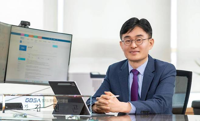 취임 1주년을 맞은 김현곤 경기도경제과학진흥원장은 20일 동아일보 인터뷰에서 “전통 제조업에도 인공지능(AI)은 이제 선택이 아니라 생존의 조건이 됐다”라며 “AI 전환과 지역 대학-산업을 연계한 혁신, 창업과 수출 등을 지원하는 ‘현장 솔루션 플랫폼’이 되겠다”고 했다. 경기도경제과학진흥원 제공