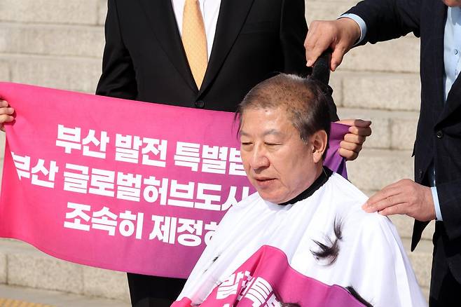 박형준 부산시장이 23일 오전 서울 여의도 국회 본청계단에서 열린 부산 글로벌허브도시특별법 관련 긴급기자회견에서 삭발을 하고 있다. 뉴시스