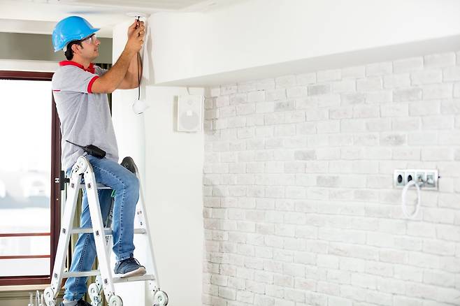 전기기술자가 실내 전기 설비를 점검하고 있다. 인공지능(AI) 확산 속에서 청년들이 사무직 대신 현장 기술직으로 진로를 바꾸는 흐름이 나타나고 있다. 게티이미지뱅크