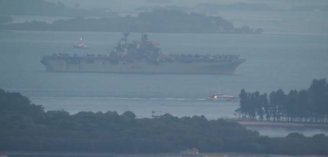 17일(현지 시간) 미 해군 상륙함 USS 트리폴리(LHA-7)가 싱가포르 인근 믈라카 해협을 지나 호르무즈 해협으로 이동하고 있다. 일본 사세보 해군기지에 배치된 트리폴리는 길이 약 850피트(약 259m), 배수량 4만5000t 규모의 아메리카급 강습상륙함이다. 앞서 미 언론들은 미군이 트리폴리함 등 군함 3척과 해병대 병력 2500여 명을 중동 지역으로 이동시켰다고 보도했다. X(구 트위터) 캡처