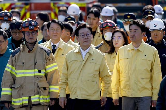 이재명 대통령이 21일 대전 대덕구 안전공업 건물의 대형 화재 현장을 찾아 피해 상황을 점검하고 있다.  [공동취재]