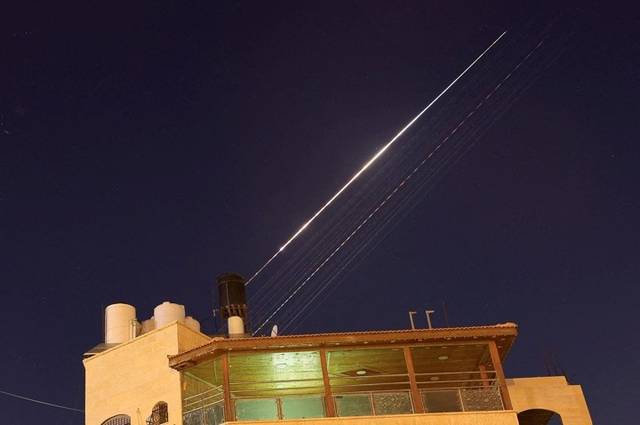 이스라엘을 향해 날아가는 이란의 집속탄 탑재 추정 미사일. 로이터 연합뉴스 자료사진
