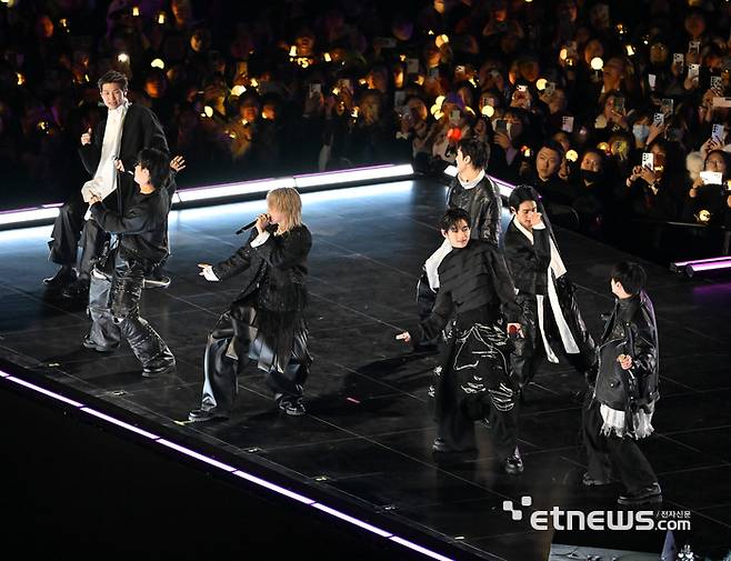 방탄소년단(BTS)이 21일 서울 광화문광장에서 컴백 기념 공연인 'BTS 컴백 라이브: 아리랑'을 펼치고 있다. 사진공동취재단