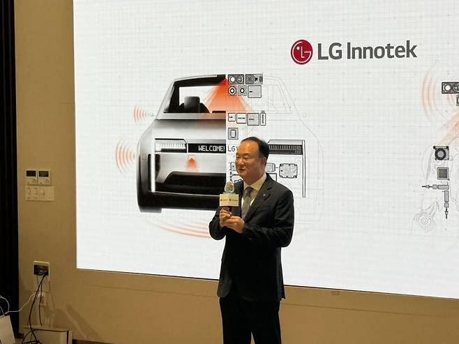 문혁수 LG이노텍 사장(CEO)이 23일 서울 마곡 본사에서 진행된 정기 주주총회 후 기자들과 만나 반도체 기판 사업에 대해 설명하고 있다. 사진=임수빈 기자