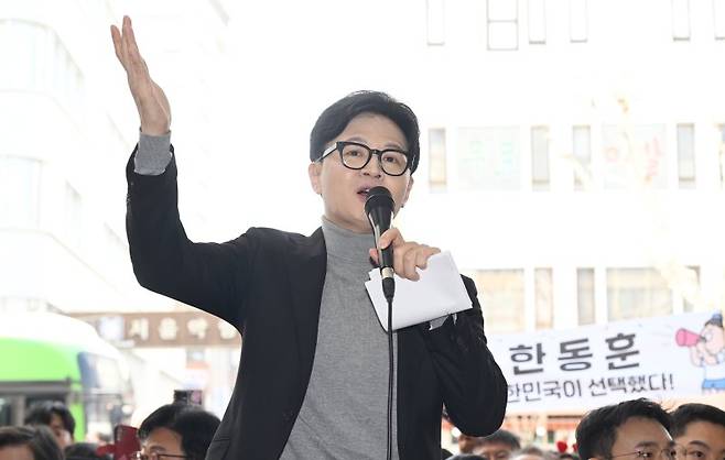 한동훈 전 국민의힘 대표가 22일 오후 서울 동대문구 경동시장을 방문해 인사말을 하고 있다. (공동취재) 2026.3.22 ⓒ 뉴스1 최지환 기자 /사진=뉴스1