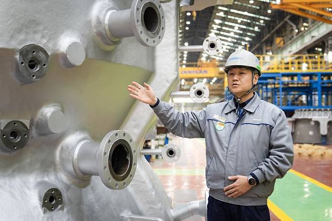 오태섭 두산에너빌리티 터빈2공장장이 지난 18일 터빈 조립공정에 대해 설명하고 있다. 두산에너빌리티 제공