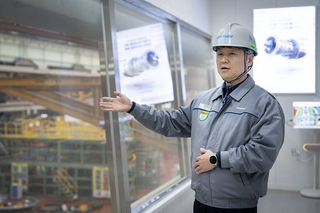 오태섭 두산에너빌리티 터빈2공장장이 지난 18일 공장에 대해 설명하고 있다. 두산에너빌리티 제공