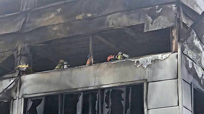 21일 오전 7시30분, 대전 문평동 자동차 부품 화재 현장에서 소방대원들이 수색을 하고 있다. 뉴시스