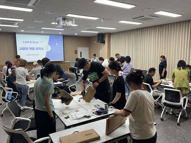 전남 해남군은 다문화가정의 지역 사회 정착과 생활 안정을 위해 행복장려금, 자녀 분유 구입비, 국적 취득 비용 지원 등 3대 맞춤형 지원 사업을 올해도 지속 추진한다고 23일 밝혔다. 사진은 다문화가정 부부교육 모습. 해남군 제공