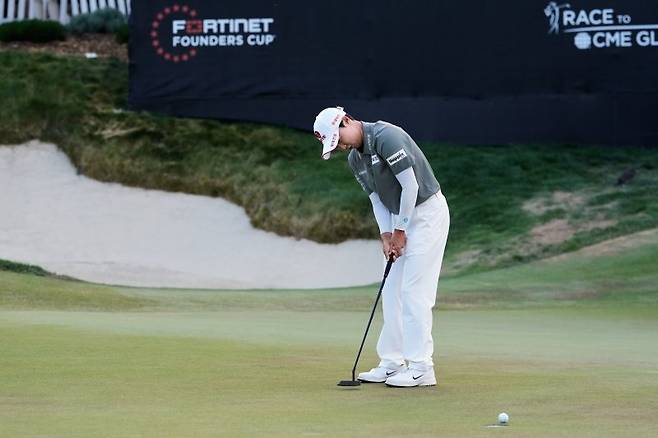 김효주가 22일(현지 시간) 미 캘리포니아주 멘로파크 샤론 하이츠 골프&컨트리클럽에서 열린 미국여자프로골프(LPGA) 투어 포티넷 파운더스컵 최종 라운드 18번 홀에서 퍼팅하고 있다. 뉴시스