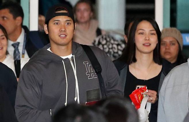 LA 다저스 오타니 쇼헤이가 22일 새벽 서울 구로구 고척스카이돔에서 열린 미국프로야구(MLB) 서울시리즈 개막 2연전을 마치고 부인 다나카 마미코와 함께 인천국제공항을 통해 출국하고 있다.뉴스1
