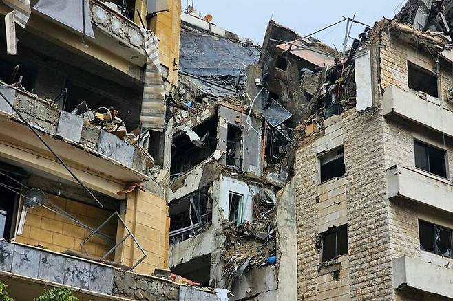 21일(현지시각) 이스라엘의 공습으로 레바논 수도 베이루트 남부 교외의 건물들이 파괴됐다. 이스라엘군은 친이란 무장정파 헤즈볼라를 겨냥해 이날 새벽 베이루트에 대한 대규모 공습을 감행했다고 밝혔다. AFP 연합뉴스