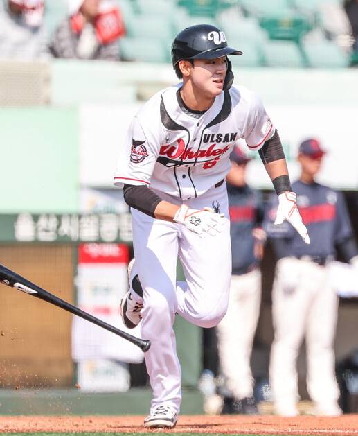울산 웨일즈 노강민이 안타를 치고 질주하고 있다. 울산 웨일즈 제공