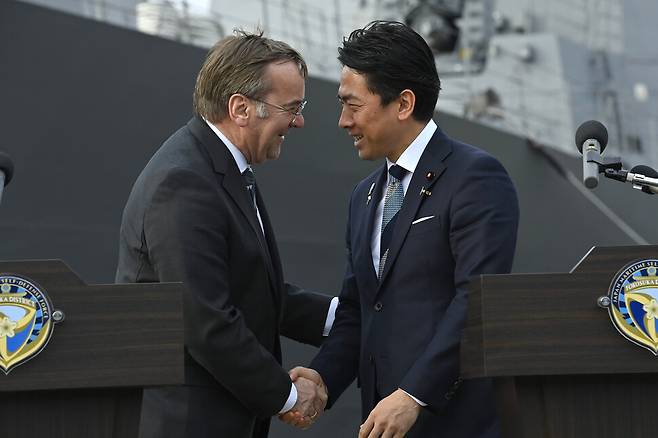 지난 22일 일본 해상자위대 요코스카 해군 기지에서 고이즈미 신지로 일본 방위상과 보리스 피스토리우스 국방장관이 만나 악수를 나누고 있다. AP 연합뉴스