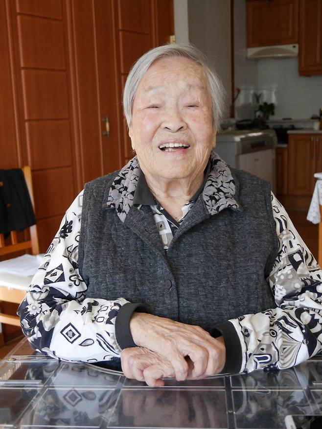 고인이 지난 2017년 1월 한겨레와 인터뷰하고 있다. 대부분의 시상도 거부할 만큼 평소 자신을 내세우는 것을 꺼렸던 그가 언론과 인터뷰한 것은 이때가 처음이다. 한겨레 자료사진