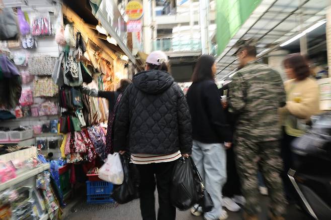 2026년 3월16일 한 시민이 대구 중구에 있는 서문시장을 지나가고 있다. 김진수 기자 jsk@hani.co.kr