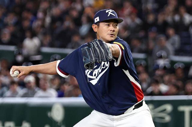 노경은이 9일 일본 도쿄돔에서 열린 호주와의 2026 월드베이스볼클래식 조별리그에서 2회 마운드에 올라 역투하고 있다. 도쿄=뉴스1