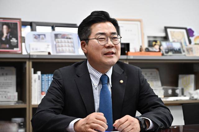 6·3 지방선거 인천시장에 출마하는 박찬대 더불어민주당 의원이 20일 국회 의원회관에서 한국일보와 인터뷰하고 있다. 정다빈 기자