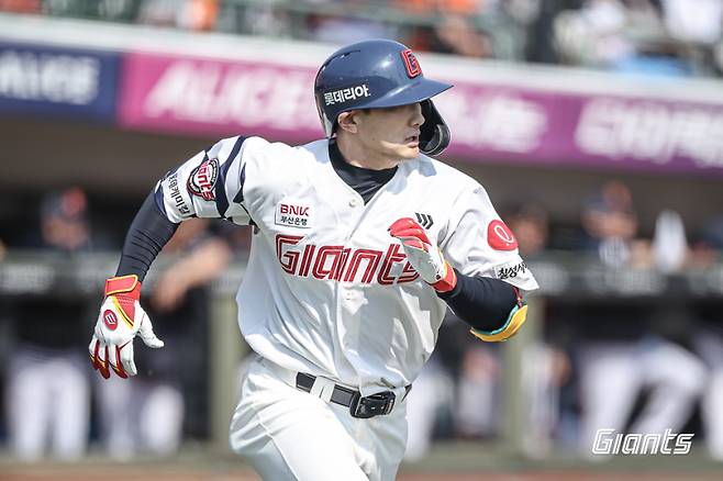 22일 한화 이글스전에서 홈런을 때려낸 신윤후.