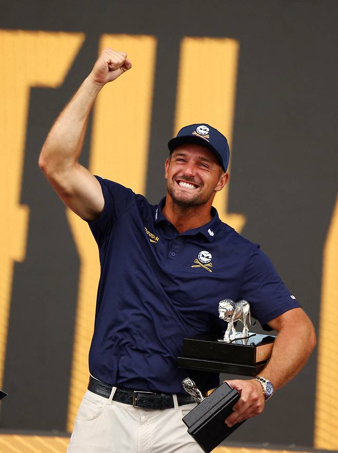 <yonhap photo-0044=""> Golf - LIV Golf - South Africa - The Club at Steyn City, Midrand, South Africa - March 22, 2026 Crushers GC's Bryson DeChambeau celebrates with his trophies after winning the LIV Golf South Africa individual and team events REUTERS/Siphiwe Sibeko TPX IMAGES OF THE DAY/2026-03-23 00:18:57/ <저작권자 ⓒ 1980~2026 ㈜연합뉴스. 무단 전재 재배포 금지, AI 학습 및 활용 금지></yonhap>