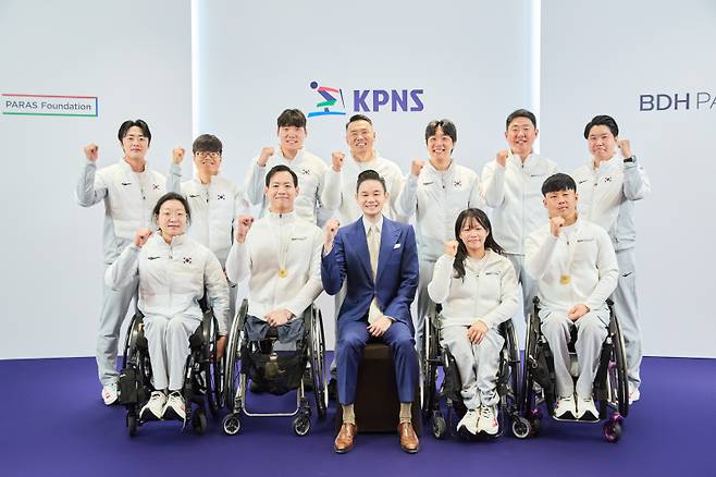 패럴림픽 노르딕스키 선수단과 배동현 회장. 사진=BDH재단 제공