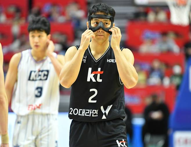 사진은 지난 2023~24시즌 KT 시절 코뼈 골절 후 마스크를 착용한 채 경기를 소화하던 허훈(오른쪽)의 모습. 사진=KBL