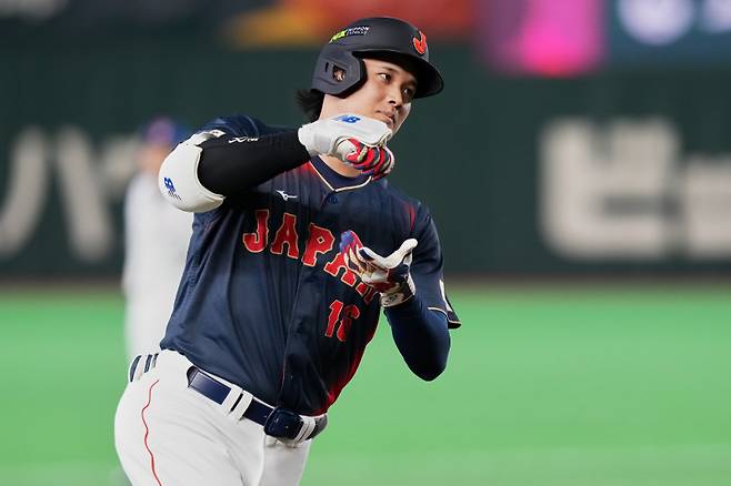 <yonhap photo-5403=""> Japan's Shohei Ohtani celebrates after a home run during the second inning of a World Baseball Classic Pool C game between Japan and Taiwan Friday, March 6, 2026 in Tokyo. (AP Photo/Eugene Hoshiko)/2026-03-06 19:45:33/ <저작권자 ⓒ 1980~2026 ㈜연합뉴스. 무단 전재 재배포 금지, AI 학습 및 활용 금지></yonhap>