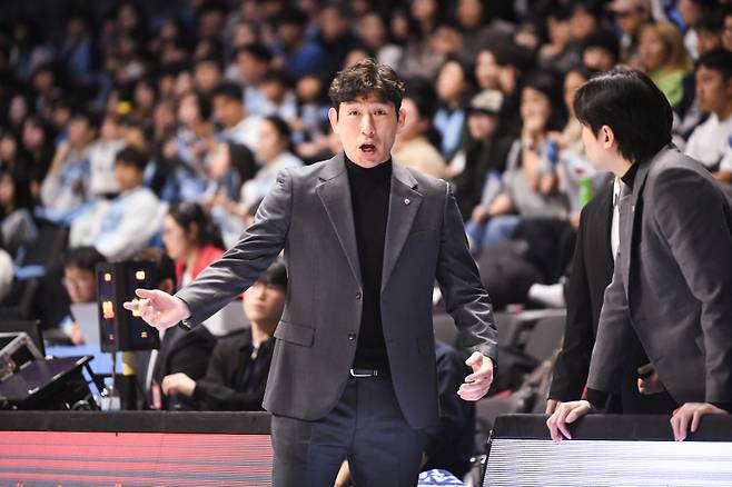 27일 경기도 고양시 일산서구 고양 소노 아레나에서 열린 2025~26 LG전자 프로농구 정규리그 고양 소노 원정 경기를 대패한 양동근 현대모비스 감독. KBL 제공