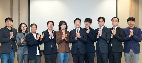 배경훈 부총리 겸 과학기술정보통신부 장관이 18일 오전 서울 종로구 광화문교보빌딩 국가과학기술자문회의 대회의실에서 열린 '독자 AI 관계 기업 간담회' 에서 기념촬영을 하고 있다. 사진은 왼쪽부터 김세웅 카카오 부사장, 손지윤 네이버 전무, 김성훈 업스테이지 대표, 임우형 LG AI 원장, 이연수 NC AI 대표, 배경훈 부총리, 임정환 모티프테크놀로지스 대표, 유경상 SK텔레콤 AI CIC장, 김연규 장관정책보좌관, 김경만 인공지능정책실장. [사진=과학기술정보통신부]