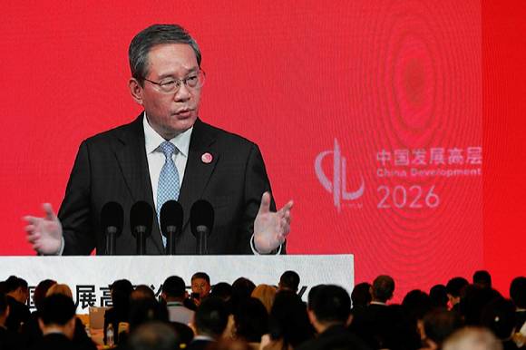 리창 중국 국무원 총리가 22일 베이징 댜오위타이 국빈관에서 열린 중국발전고위포럼(CDF) 개막식에서 연설하는 모습이 대형 스크린을 통해 생중계되고 있다.2026년 3월 22일. [사진=연합뉴스/AFP]