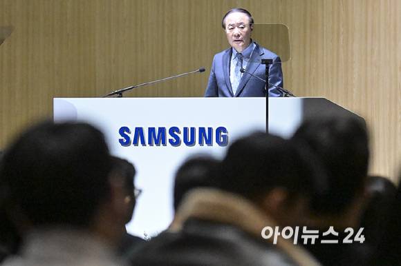 의장을 맡은 전영현 삼성전자 대표이사 부회장 겸 DS부문장이 18일 오전 경기 수원시 수원컨벤션센터에서 열린 제57기 정기 주주총회에서 인사말을 하고 있다.[사진=곽영래 기자]