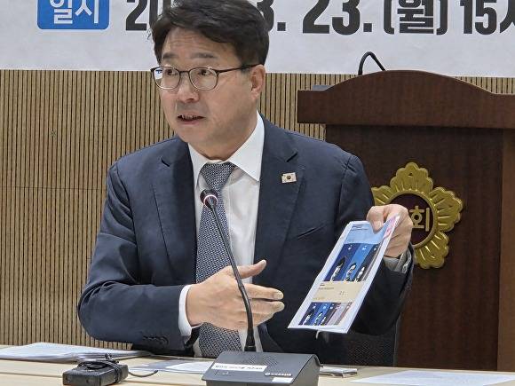 23일 더불어민주당 염태영(경기 수원 무) 국회의원이 경기도의회 브리핑룸에서 기자회견을 열고 그동안의 여론조사에 대해 설명하고 있다. [사진=김정수 기자]