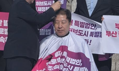 오늘(23일) 국회의사당 앞에서 삭발하는 박형준 부산시장 (사진, 박형준 시장 본인 SNS)