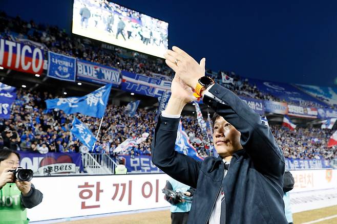 개막 4연승을 달리는 K리그2 수원 삼성의 이정효 감독. 험난한 세월을 거쳐온 이 감독에겐 1부 승격 너머의 목표가 하나 있다. 모기업 수장이자 초일류 그룹을 이끄는 이재용 삼성전자 회장이 다시 축구장을 찾는 일이다. [뉴스1]