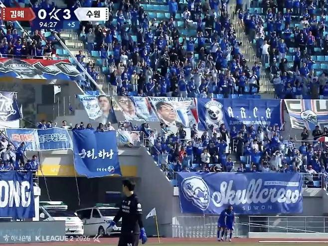 수원 서포터스는 응원석에 이정효, 이재용 회장, 이건희 선대회장 그림 걸개를 나란히 내걸었다. 사진 K리그 중계 캡처