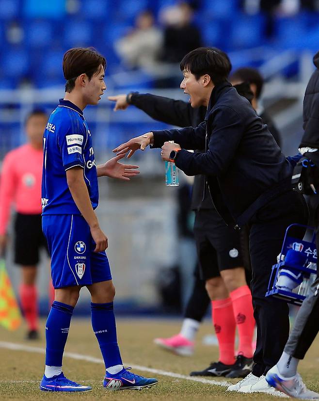 이정효 감독(오른쪽)이 작전을 내리고 있다. 이 감독은 거침없는 언변으로도 유명하다. [뉴스1]