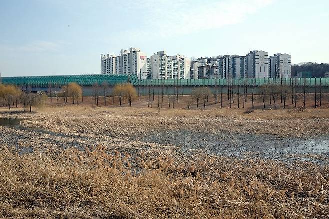 서울식물원이 자리한 마곡 일대는 주변에 개화산·우장산·수명산과 한강이 인접해 여러 종류의 새를 볼 수 있다.