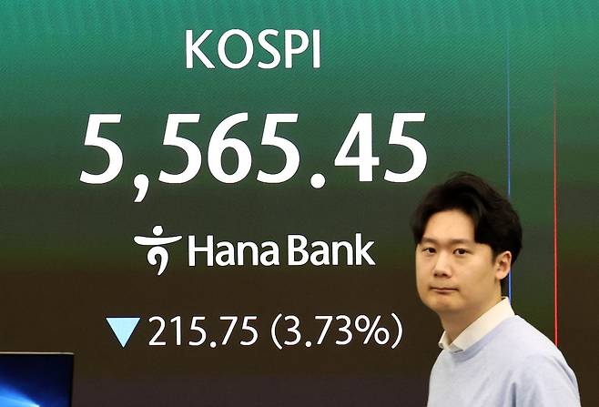 코스피가 장 초반 급락하며 매도 사이드카가 발동된 23일 오전 서울 중구 하나은행 딜링룸 전광판에 증시 시황이 표시되고 있다. 뉴스1