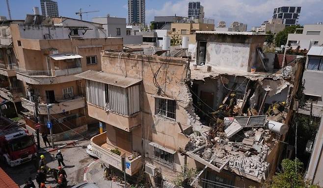 이란 미사일에 부서진 이스라엘 텔아비브 주택가. AP=연합뉴스