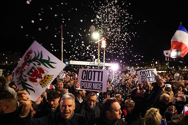 22일(현지시간) 프랑스 남동부 니스에서 국민연합(RN) 시장 후보 에릭 시오티의 지지자들이 선거 승리를 축하하고 있다. AFP=연합뉴스