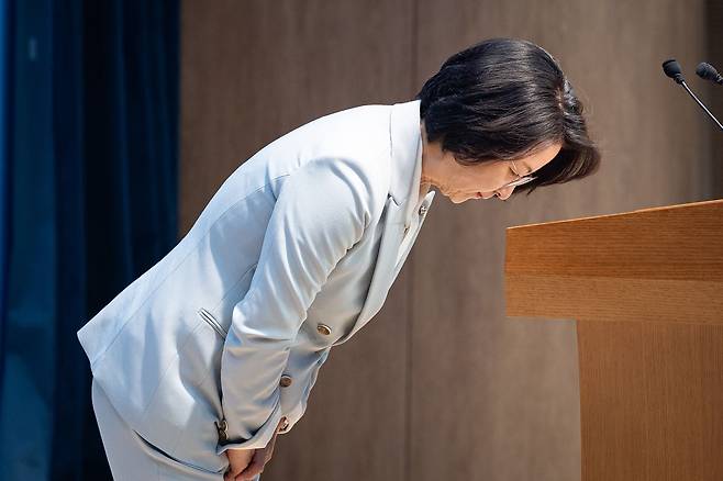 추미애 더불어민주당 경기도지사 예비후보가 23일 서울 여의도 국회 소통관에서 법제사법위원장직 사퇴 기자회견을 마친 후 고개 숙여 인사하고 있다. 뉴스1