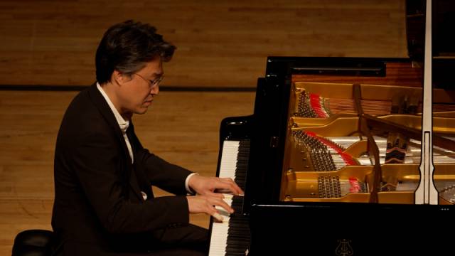 ▲ 지난 2024년 춘천문화예술회관에서 열린 강우성 피아니스트의 ‘피아노 사색’ 공연 모습.