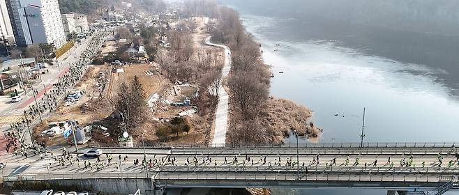 21일 춘천 소양강 일원에서 열린 제1회 입춘대길 춘천소양강마라톤대회에서 4000여명의 마라톤 동호회원과 시민들이 소양강 봄 기운을 맞으며 힘차게 코스를 달리고 있다.