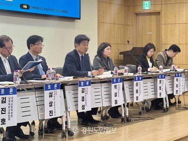 ▲ 더불어민주당 이훈기·박지원 국회의원은 23일 국회 의원회관에서 사단법인 남북체육교류협회, 글로벌평창평화포럼과 함께 ‘다시 심는 평화, 우리는 원산으로 간다’ 정책토론회를 개최했다. 이세훈 기자