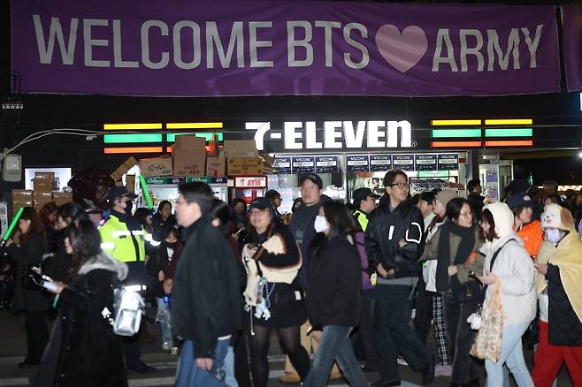 퇴장하는 아미들 / 사진=연합뉴스