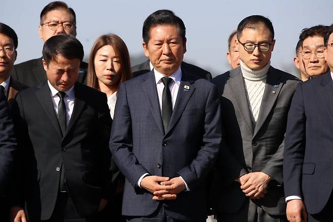 정청래 더불어민주당 대표가 23일 오전 경남 김해 진영읍 봉하마을을 찾아 고 노무현 전 대통령 묘역을 참배하고 있다. / 사진=뉴스1
