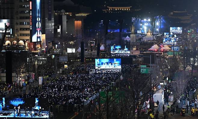 그룹 방탄소년단(BTS)이 지난 21일 서울 광화문 광장에서 정규 5집 '아리랑'(ARIRANG) 발매를 기념해 무료 공연 'BTS 컴백 라이브: 아리랑'(BTS THE COMEBACK LIVE｜ARIRANG)을 열고 있다. 사진=연합뉴스