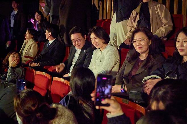 이재명 대통령과 김혜경 여사가 18일 저녁 서울 대학로에서 창작 뮤지컬 '긴긴밤'을 관람하고 있다. 이날 공연 관람은 '문화가 있는 날'이 4월부터 '매달 마지막 수요일'에서 '매주 수요일'로 확대 시행되는 것을 국민에게 알리려는 취지에서 마련됐다고 청와대는 전했다. [청와대 제공]사진=연합뉴스